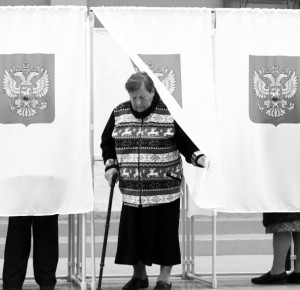 epaselect epa05545663 A woman holds her ballot while leaving a voting booth at a polling station in Moscow, Russia, 18 September 2016. Russians are called to the polls on 18 September to vote for a new State Duma, the 450-seat lower house of the Federal Assembly of Russia.  EPA/MAXIM SHIPENKOV