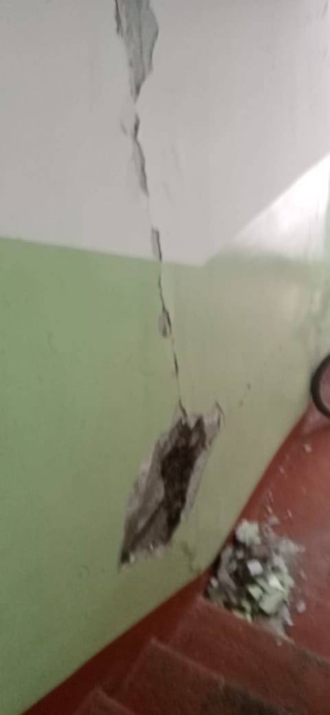 Повреждение в доме № 7 на ул. Бийской