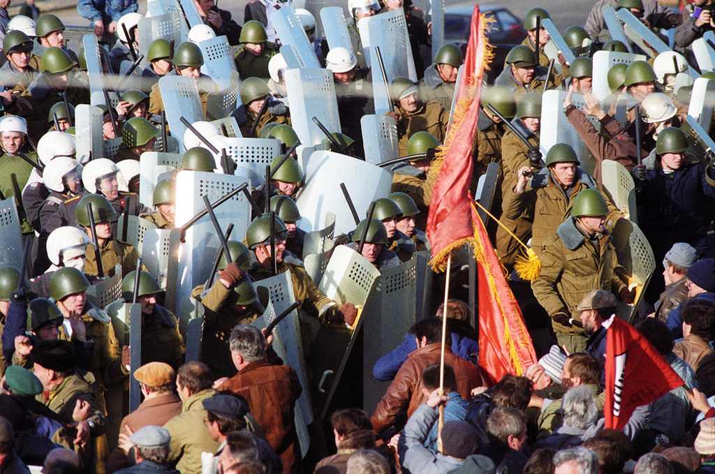 Шествие на Крымском мосту. 3 октября 1993 года (фотохроника ТАСС)